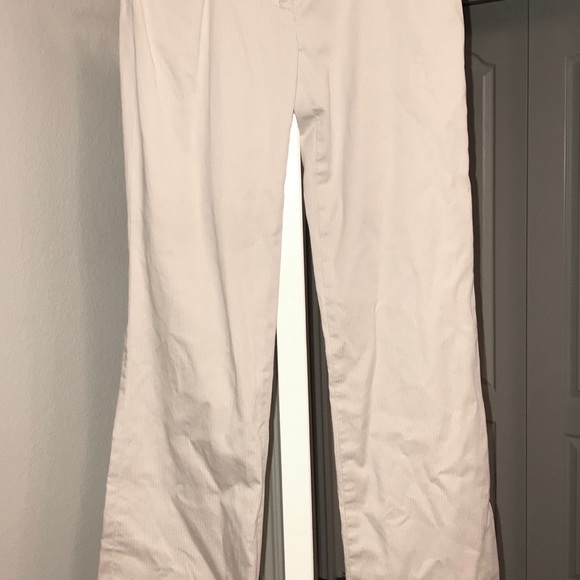 Hi, I'm Elizabeth. I love retro modern and boho. - Picture 5 of 8